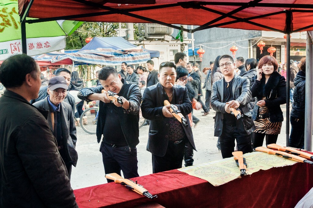 3)	2012年2月元宵节温州瑞安曹村  玩气枪