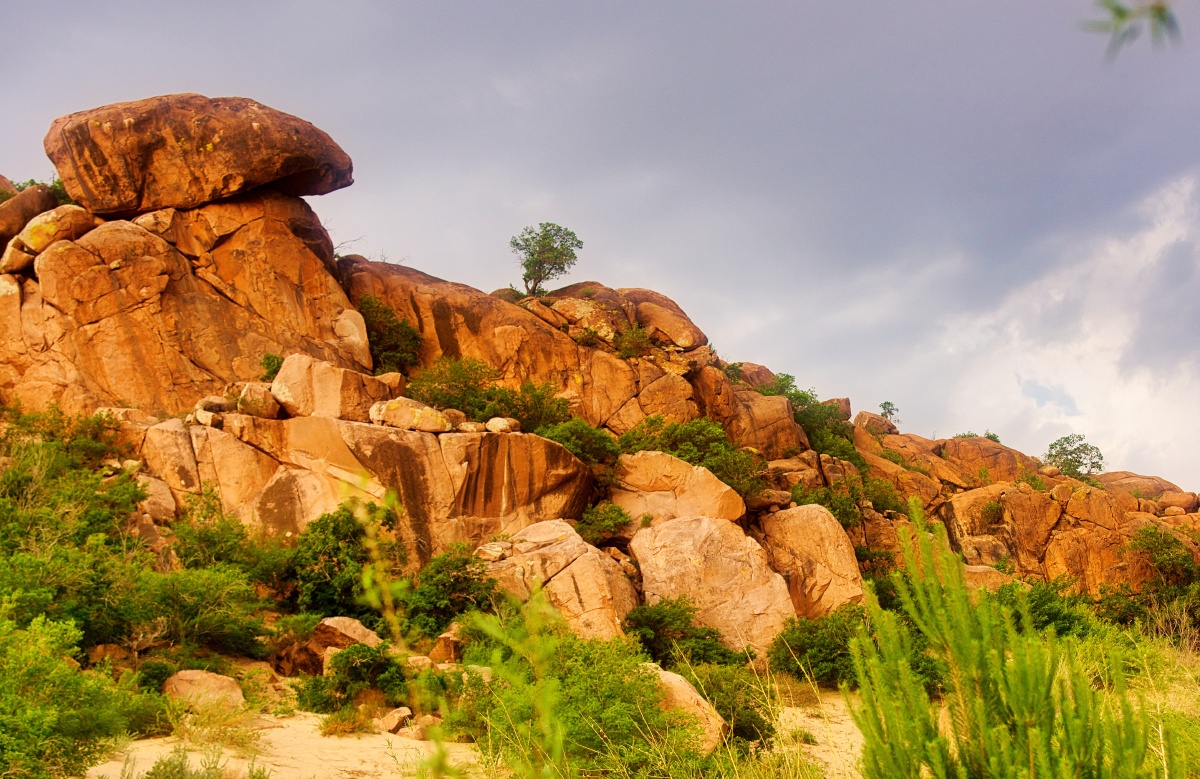 奇山怪石山脉拍摄于内蒙古翁牛特旗玉龙沙湖景区