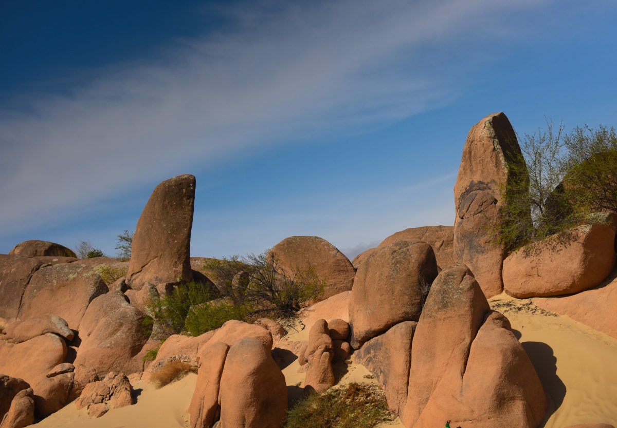 奇山怪石山脉拍摄于内蒙古翁牛特旗玉龙沙湖景区