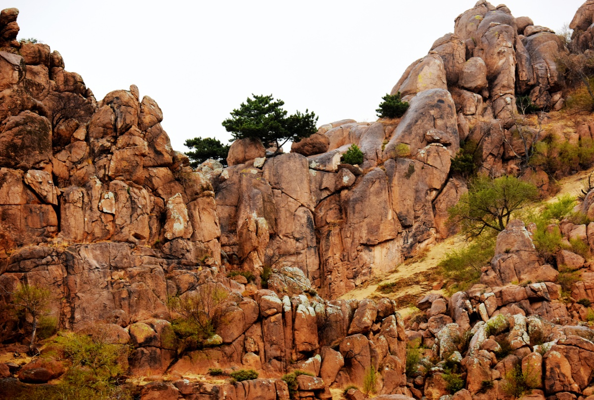 奇山怪石山脉拍摄于内蒙古翁牛特旗玉龙沙湖景区