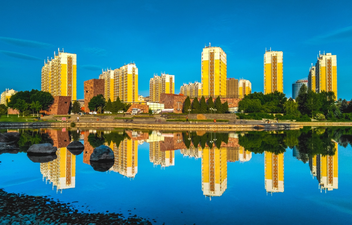 草原上有一座美丽的城中国赤峰城市景观