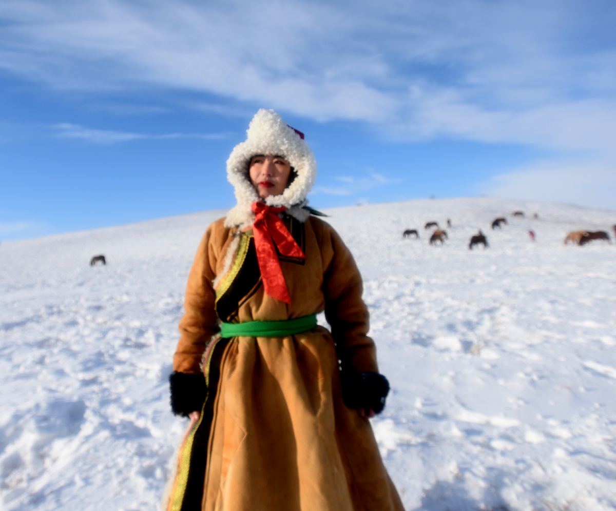 蒙古女人 冬天里,雪原上的放马人
