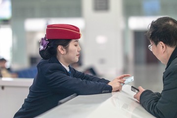 910048