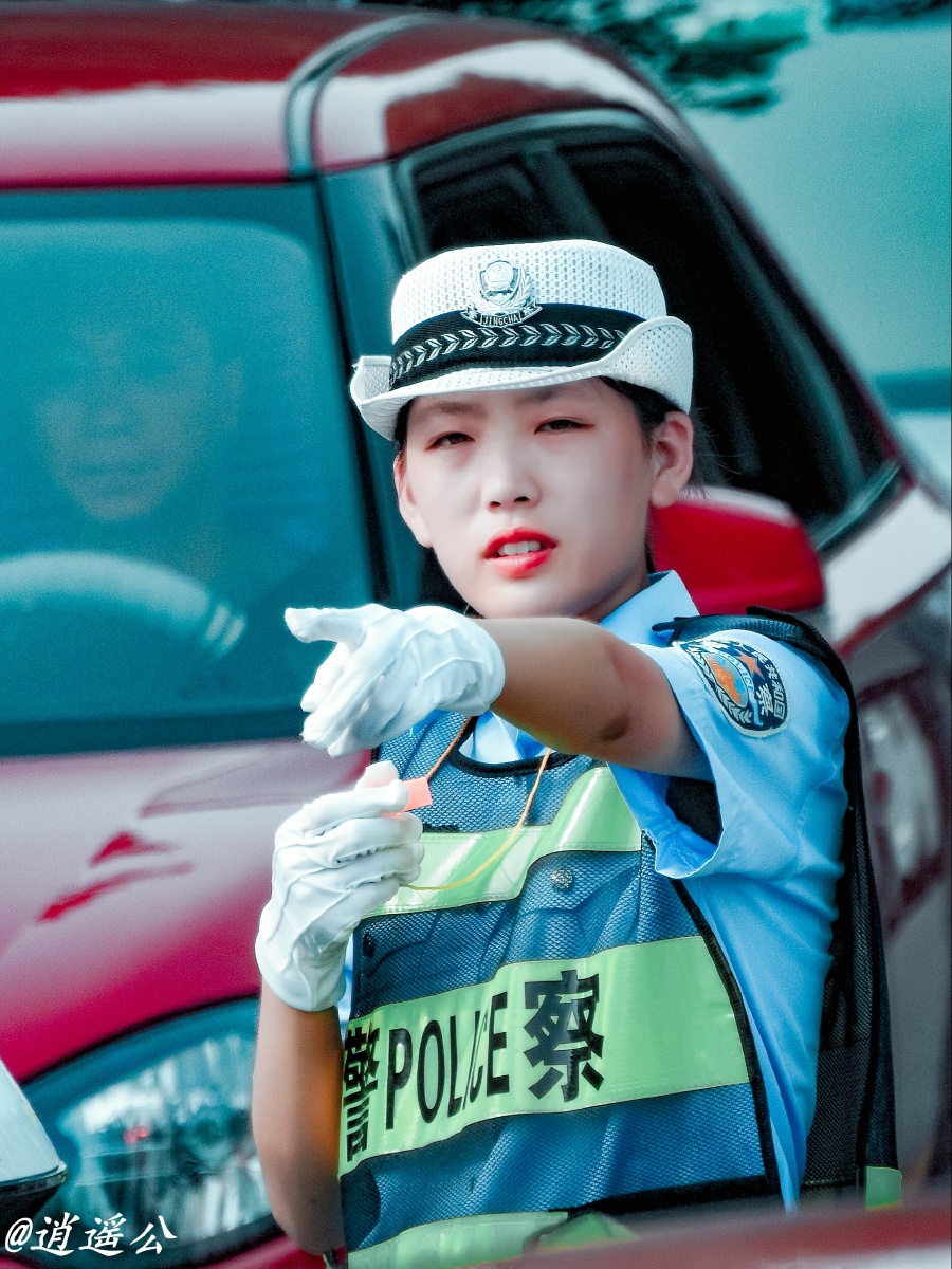 北戴河烈日炎炎下的美女警察指挥若定