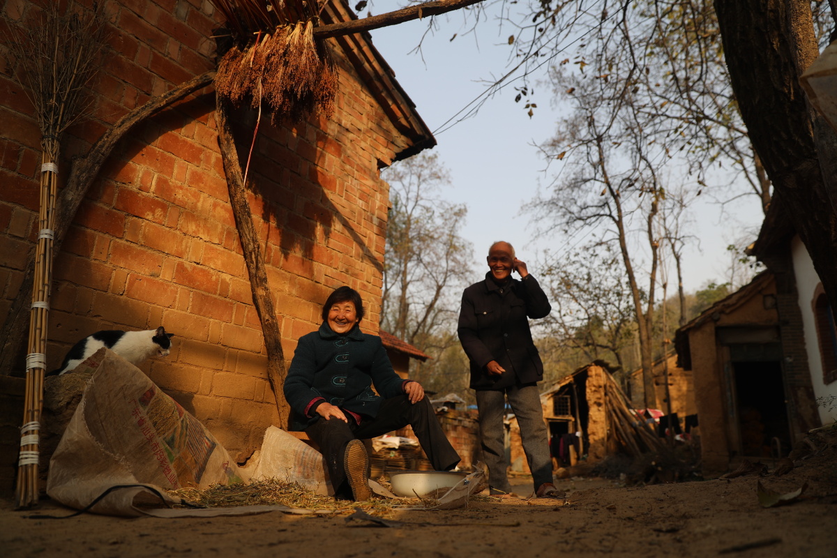 河南省洛宁县下峪镇一农户家,老两口在精准扶贫的政策帮助下