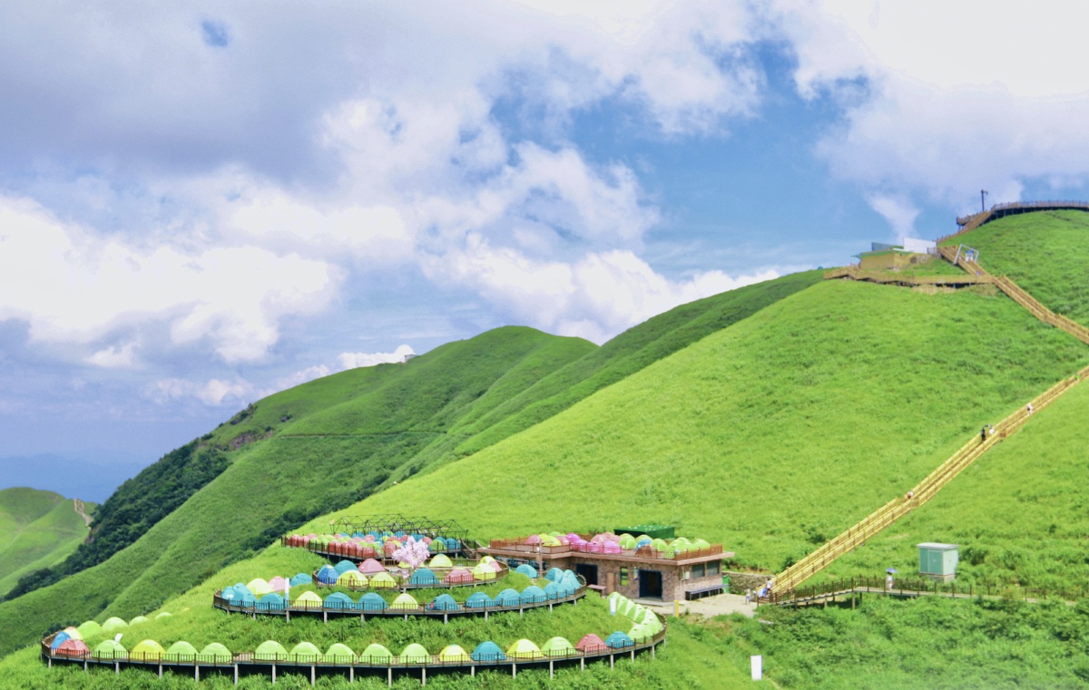 江西萍乡武功山清晨的帐篷营地