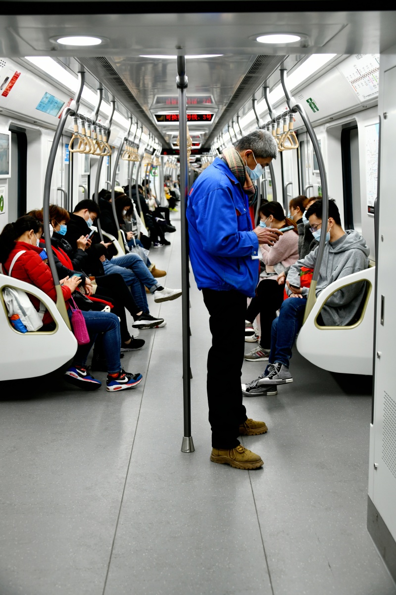 疫情期间的通勤地铁