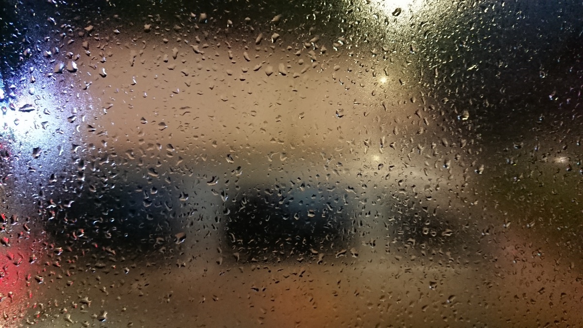 坐在公车后边的靠窗位置,看中滴滴雨水从车窗滑落,如霓虹般,显得格外