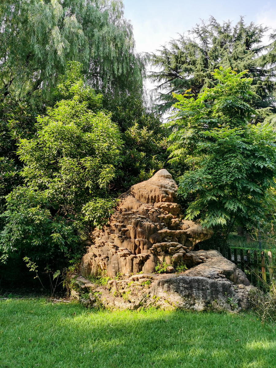 奇石公园里的一块巨大的像钟乳石一样的奇石一个个蘑菇状的小石头布满