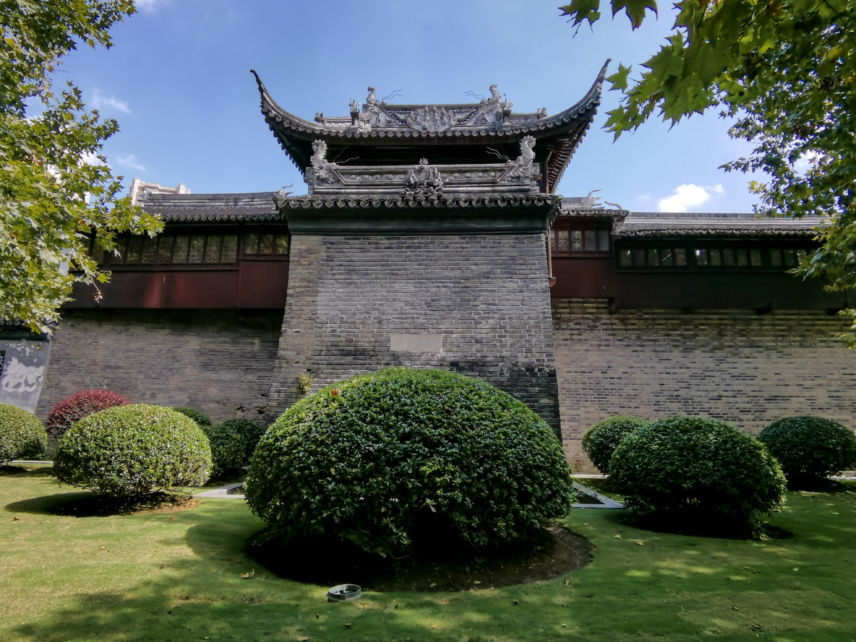 《大境阁》—————人民路大境路口有一处沪上胜景,这就是一段长近