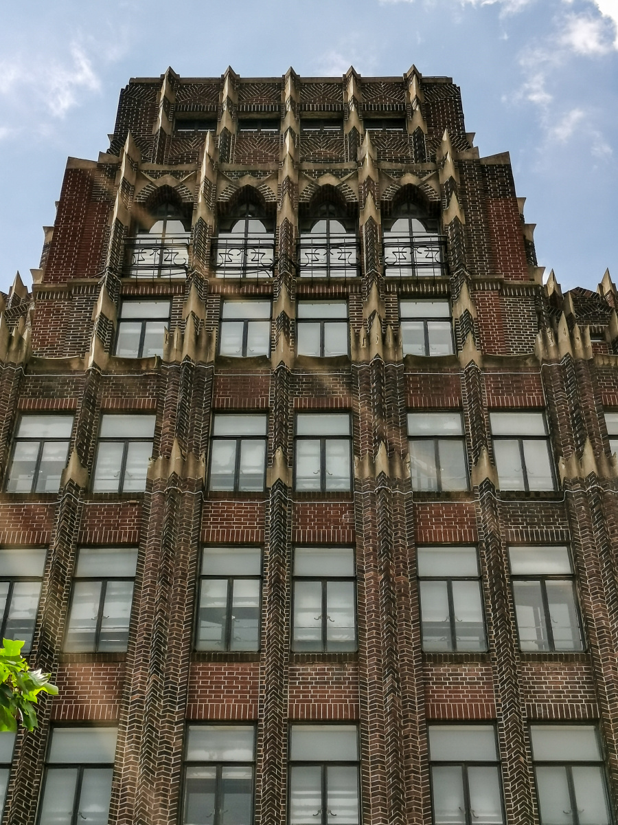 《真光大楼》—————这幢建筑原来是中华浸信会的所在地,后来此