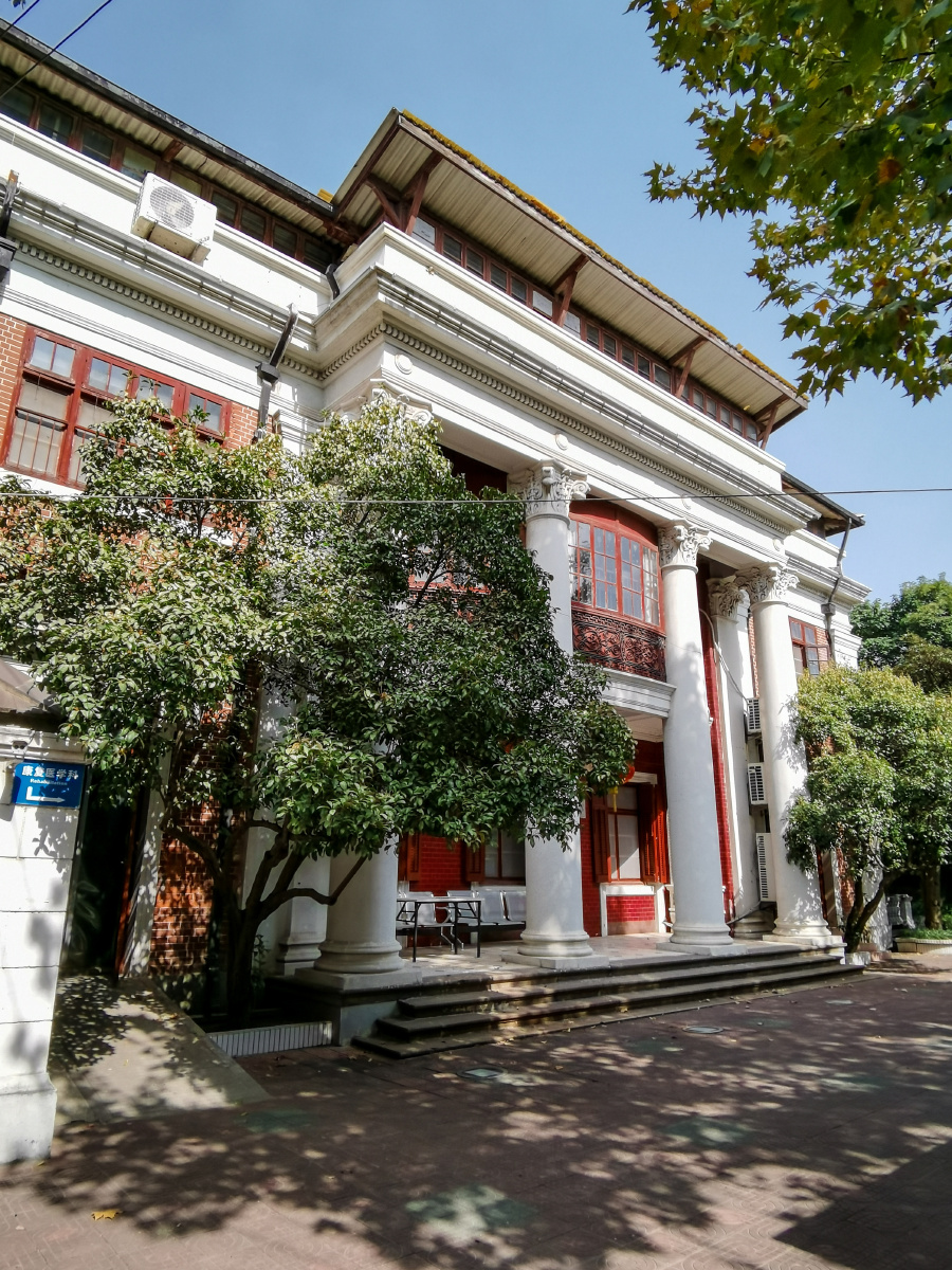 《白公馆》—————白公馆,多伦路210号.