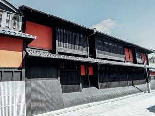 864101