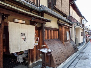864018