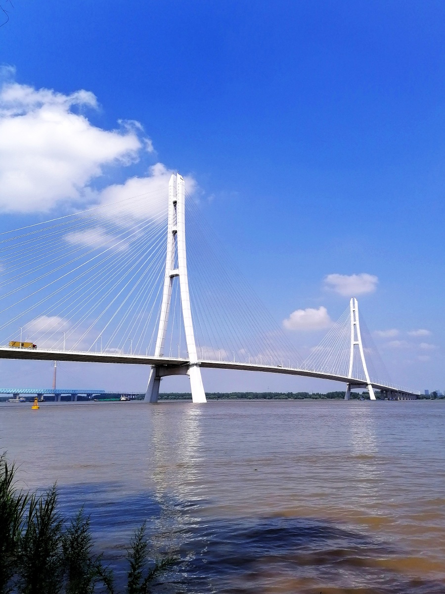 南京长江第三大桥是中国江苏省南京市境内一