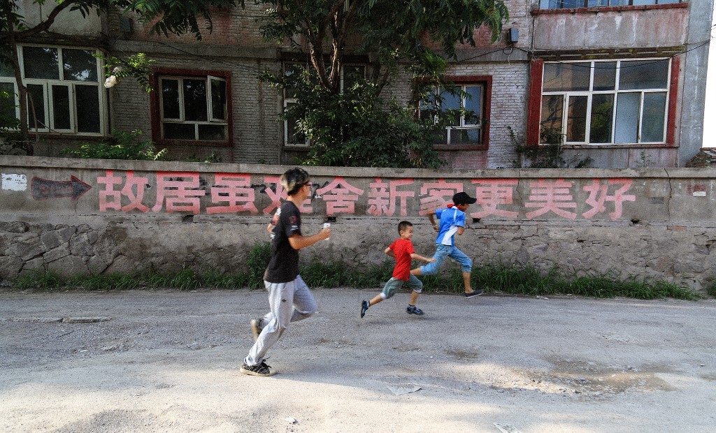 【顺着新家的方向跑】<br />
拍摄时间：2016年7月17日 17:30<br />
拍摄地点：张家口市经开区马路东家属院