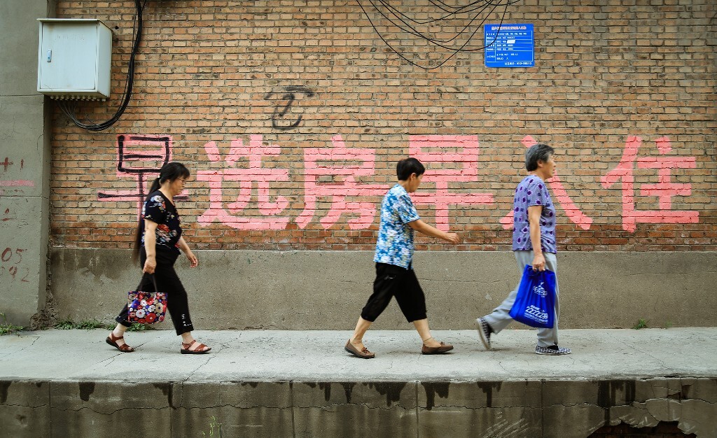 【行走的大妈】<br />
拍摄时间：2016年7月13日 16:28<br />
拍摄地点：张家口市经开区马路东家属院