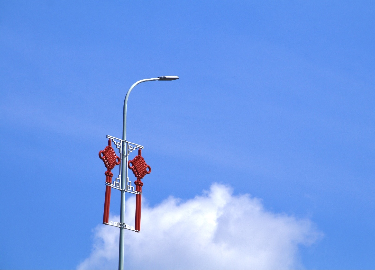 高架桥上的中国结豆芽路灯杆