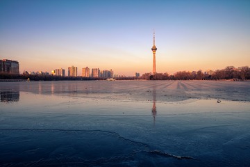 冰湖晨光