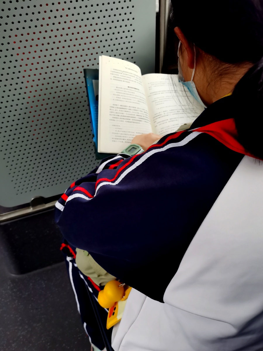 2021年4月26日无味摄影日记笫01727号公交车上看书的女学生