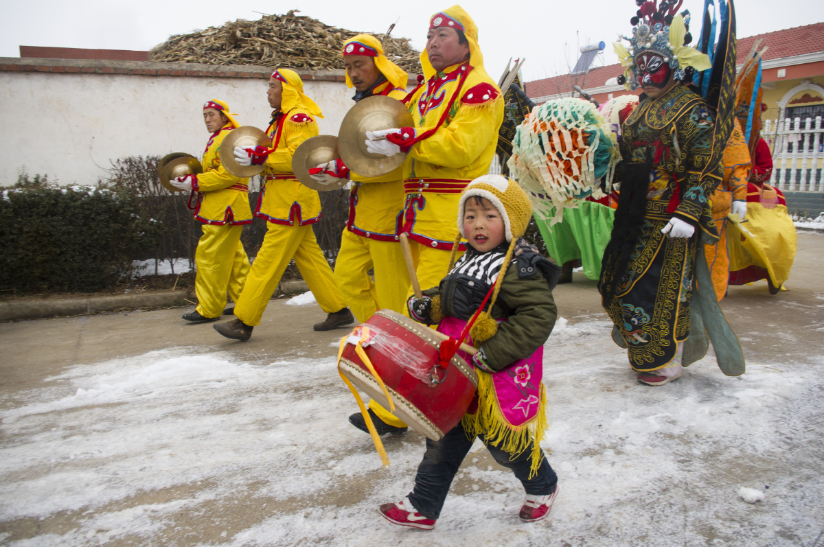 正月初十一陇州社火进入最热闹的时刻,各村的社火队汇集在东南镇上,当