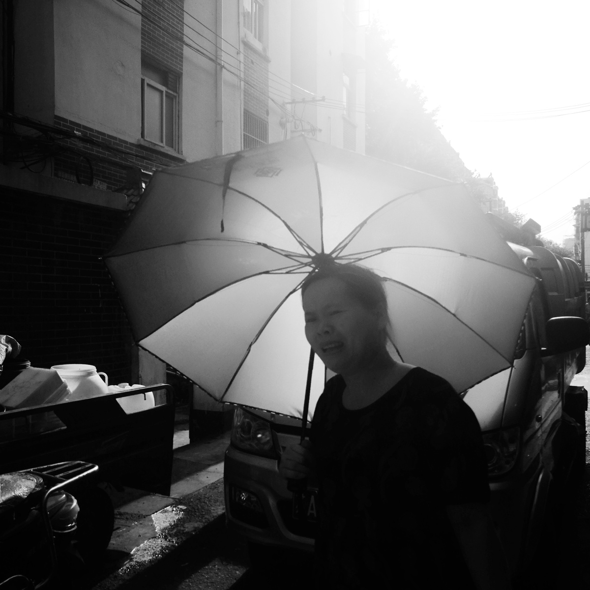 遮阳伞下的市民