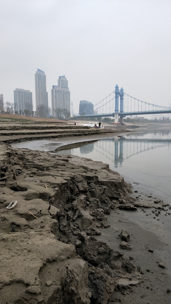 干渴的汉江:硚口江湾水见底,江水回落滩层叠,船封停,泥干裂.
