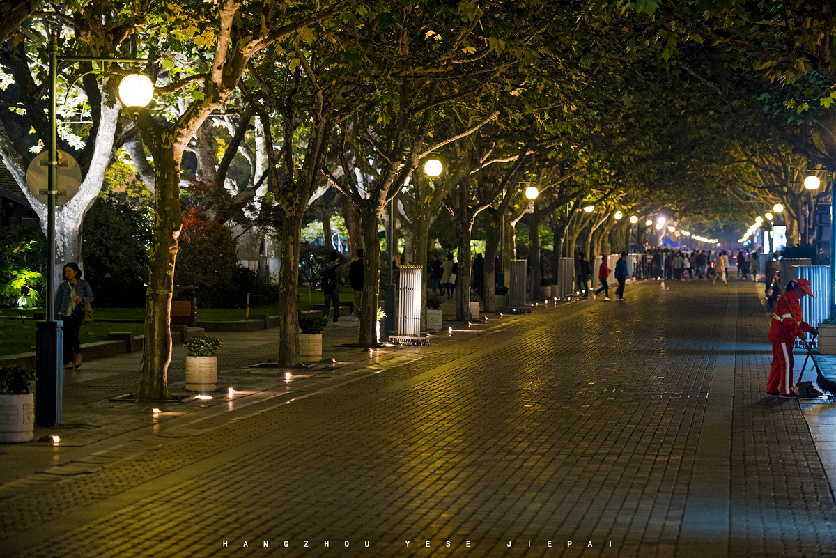 图为杭州夜晚的街景,湖滨路步行街,严禁自行车和机动车进入,更安静了