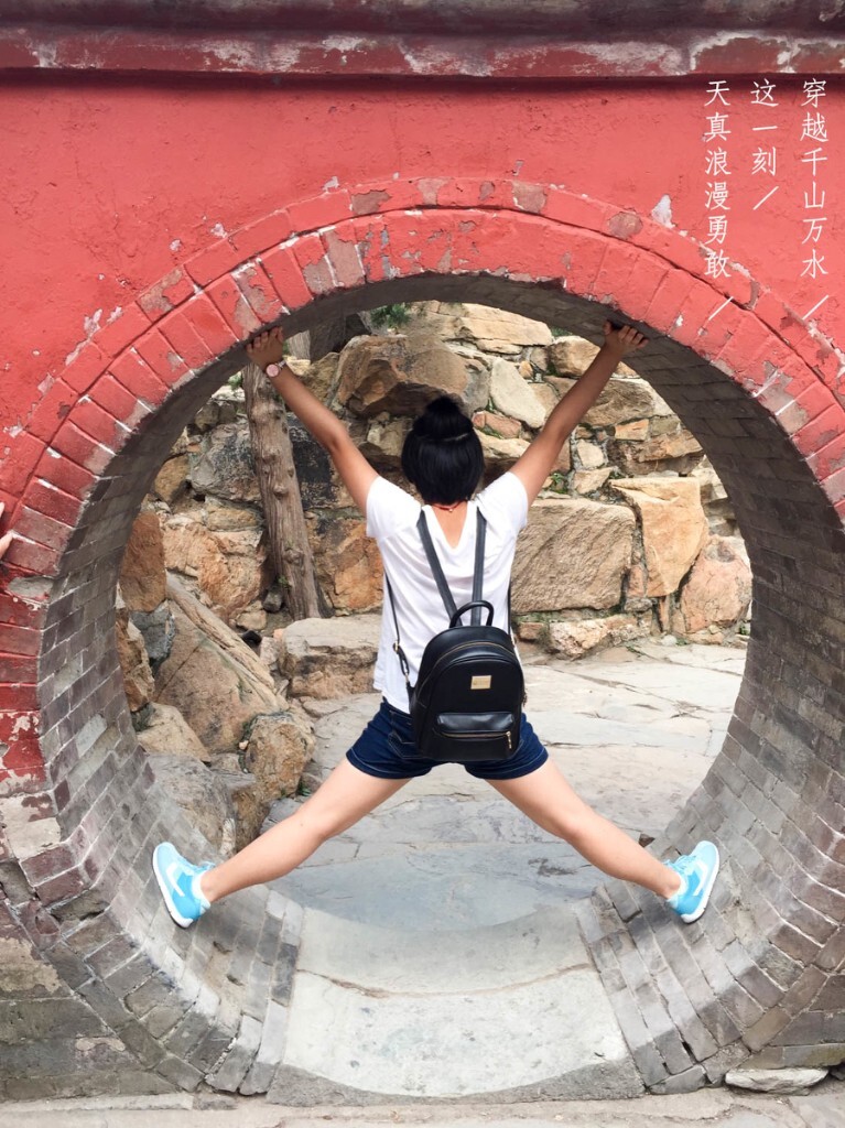 大风车吱呀吱悠悠地转，仔细看，她会转耶，咿呀咿呀呀，这一刻天真浪漫勇敢