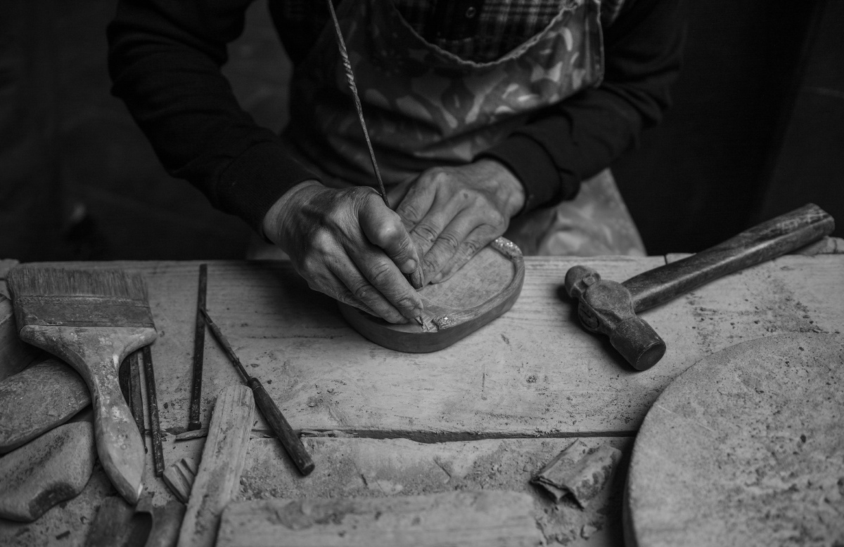 传统手工艺匠人,正独自默默的创作着