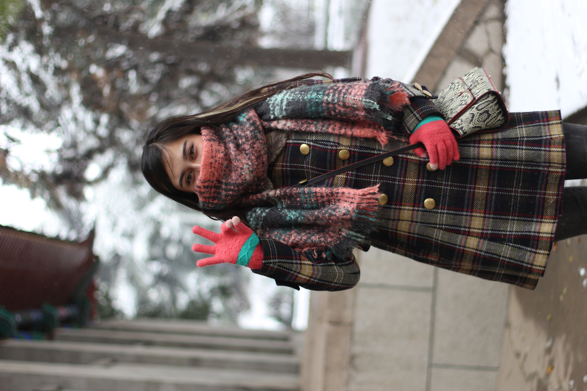 飘雪与维族少女