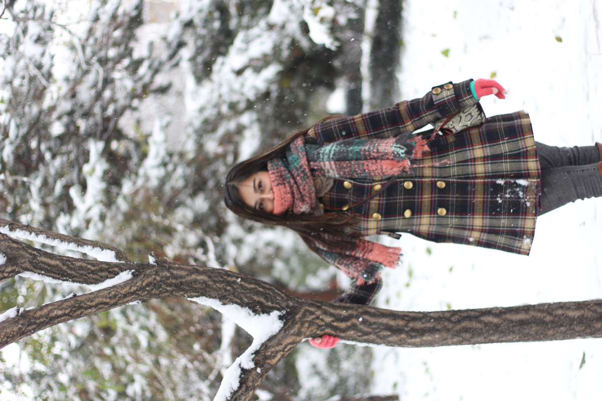 飘雪与维族少女