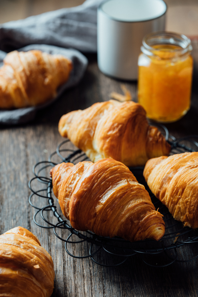 西式烘焙可颂面包牛角包静物摄影