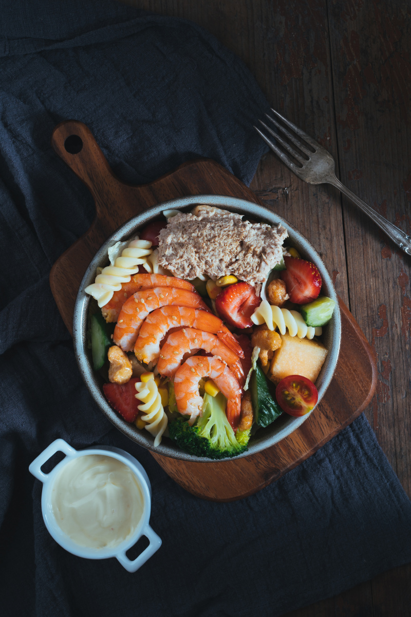 暗调美食摄影水果草莓青瓜哈蜜瓜海鲜虾沙拉