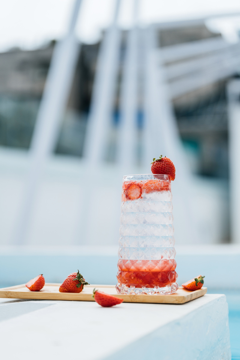 夏日饮品草莓气泡水冰镇苏打水新鲜果肉自制降温饮料