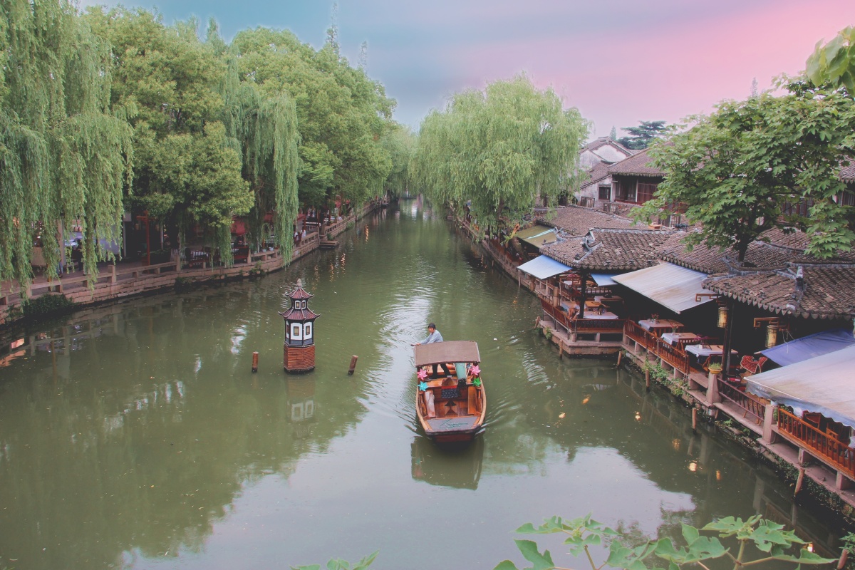 船在水中游摄于江苏省苏州市周庄古镇