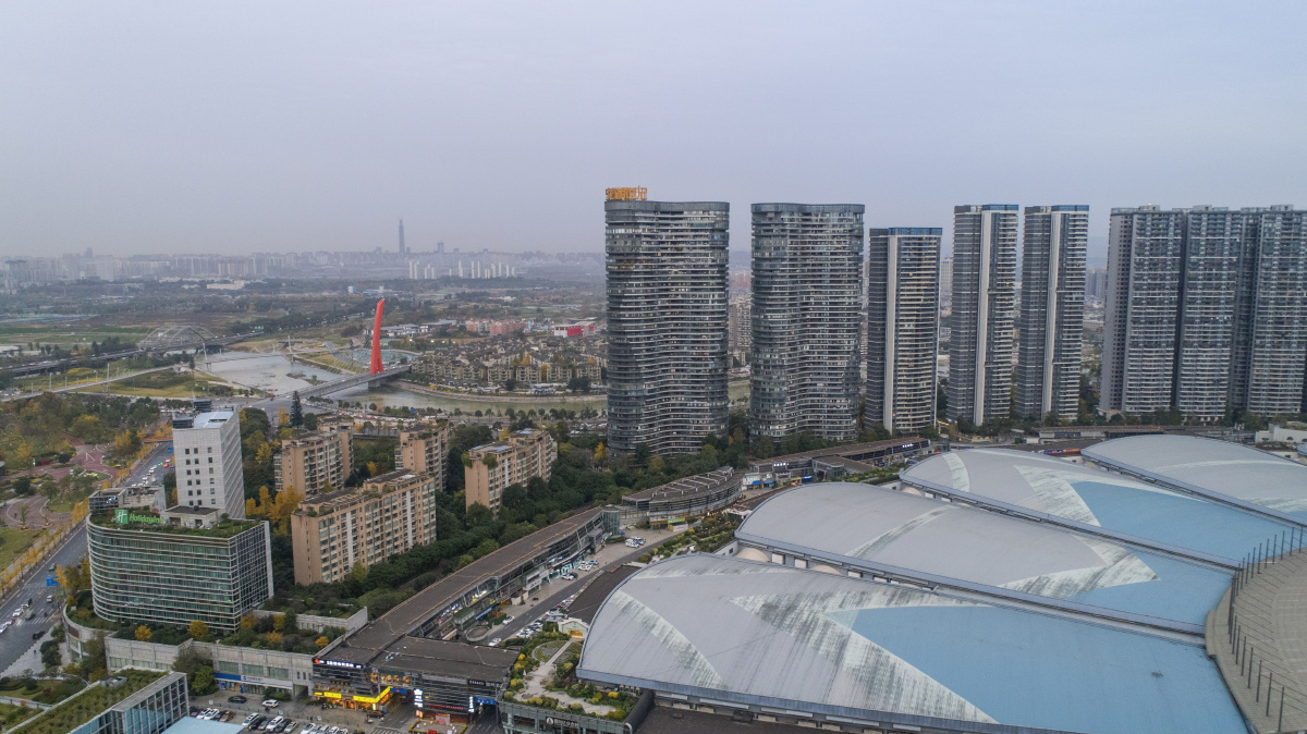 航拍成都世纪城国际展览中心周遭秋景