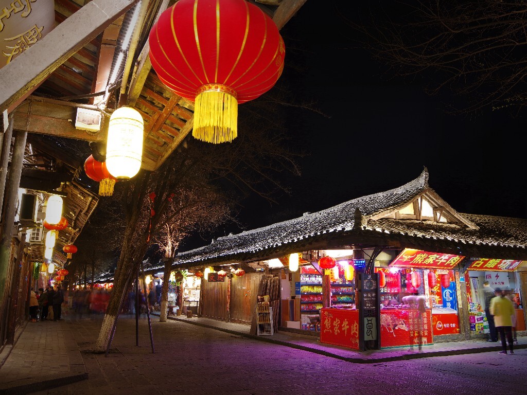阆中古城有着2300多年的历史，嘉陵江中游绽放的绚丽仙葩。每个华灯初上，漫步走进古城，放眼望去一排排、一串串古色古韵的灯笼沿着街道一直延伸下去，和周围的古建筑、古院落融为一体。那些喜庆、祥和的中国红穿插其间，让整个古城处处渗透着川北人民独特的生活方式，处处显现出川北民居的别样风情。