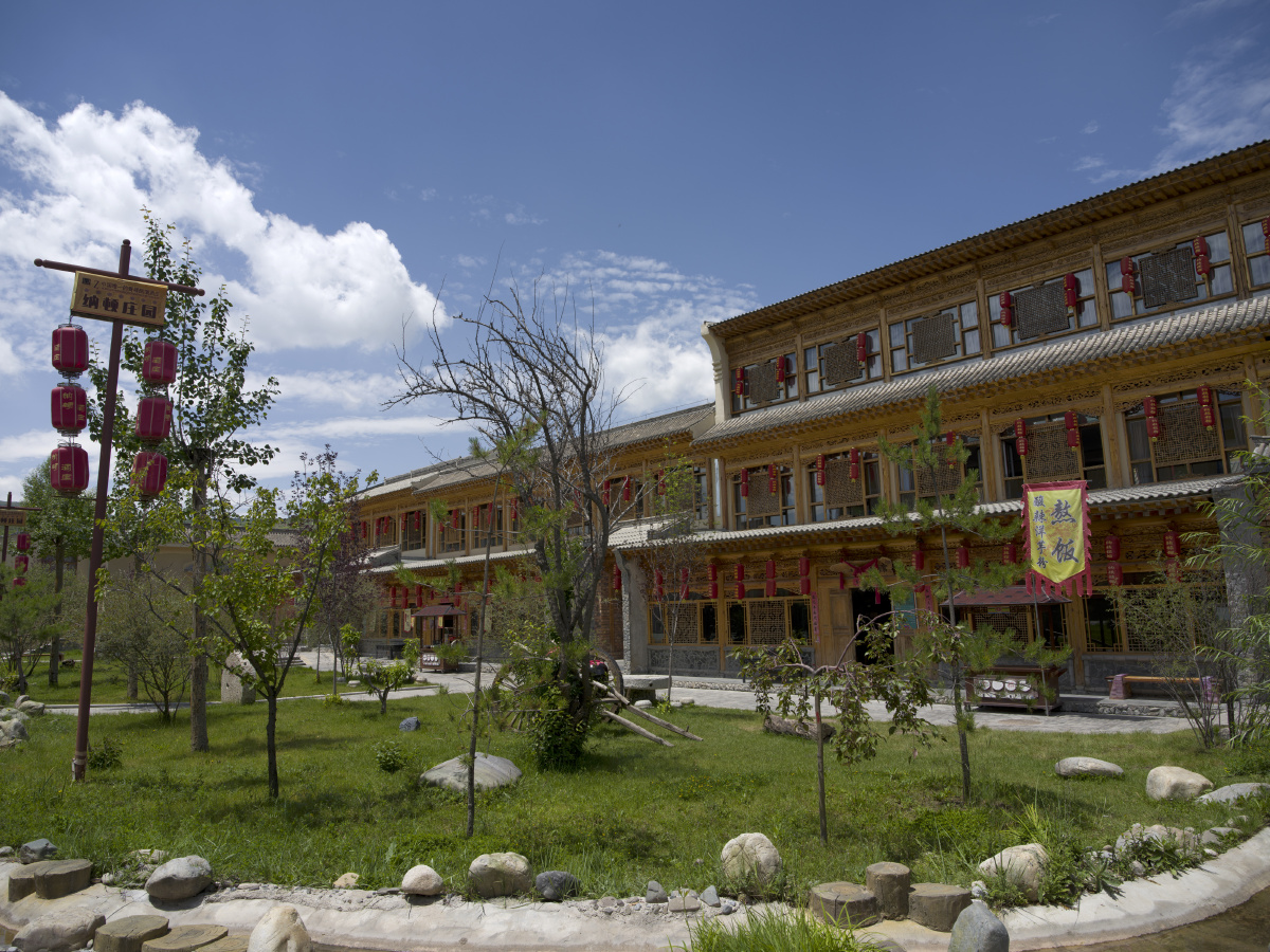 纳顿土族风情园