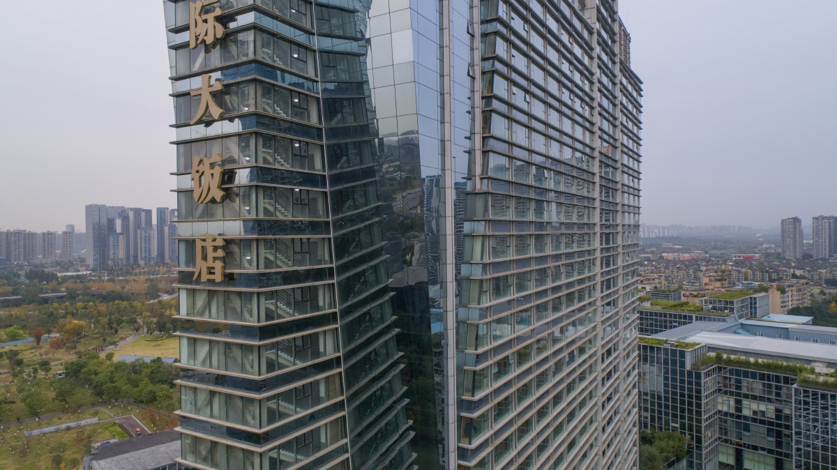 航拍成都世纪城国际展览中心周遭秋景