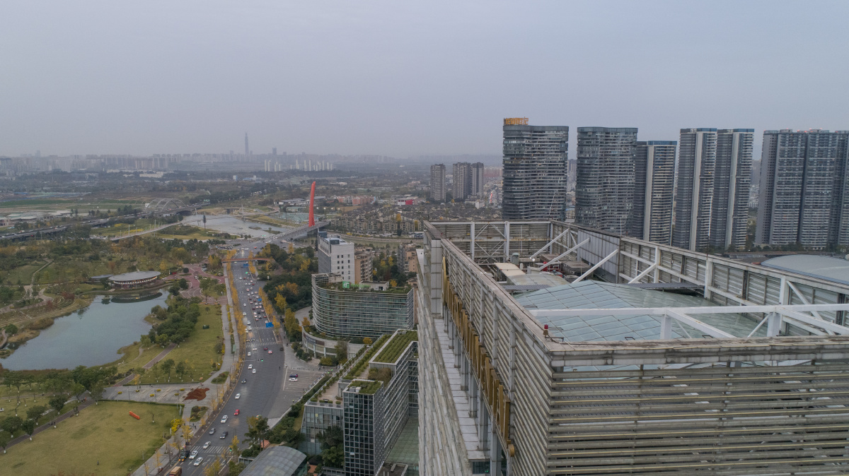 航拍成都世纪城国际展览中心周遭秋景