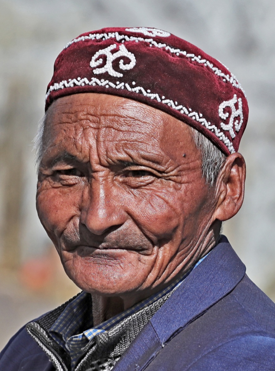 健康憨厚的维族老汉