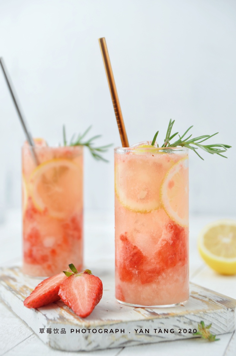 酷热高温来一杯草莓冷饮吧