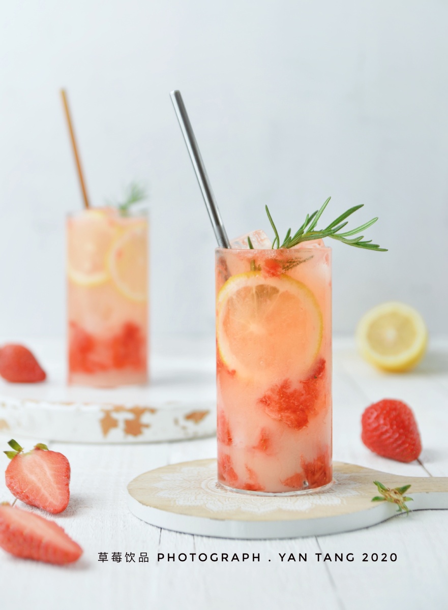 酷热高温来一杯草莓冷饮吧