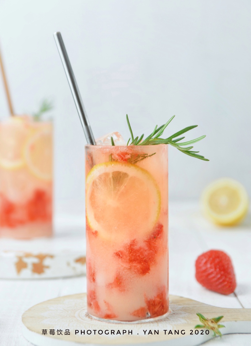 酷热高温来一杯草莓冷饮吧
