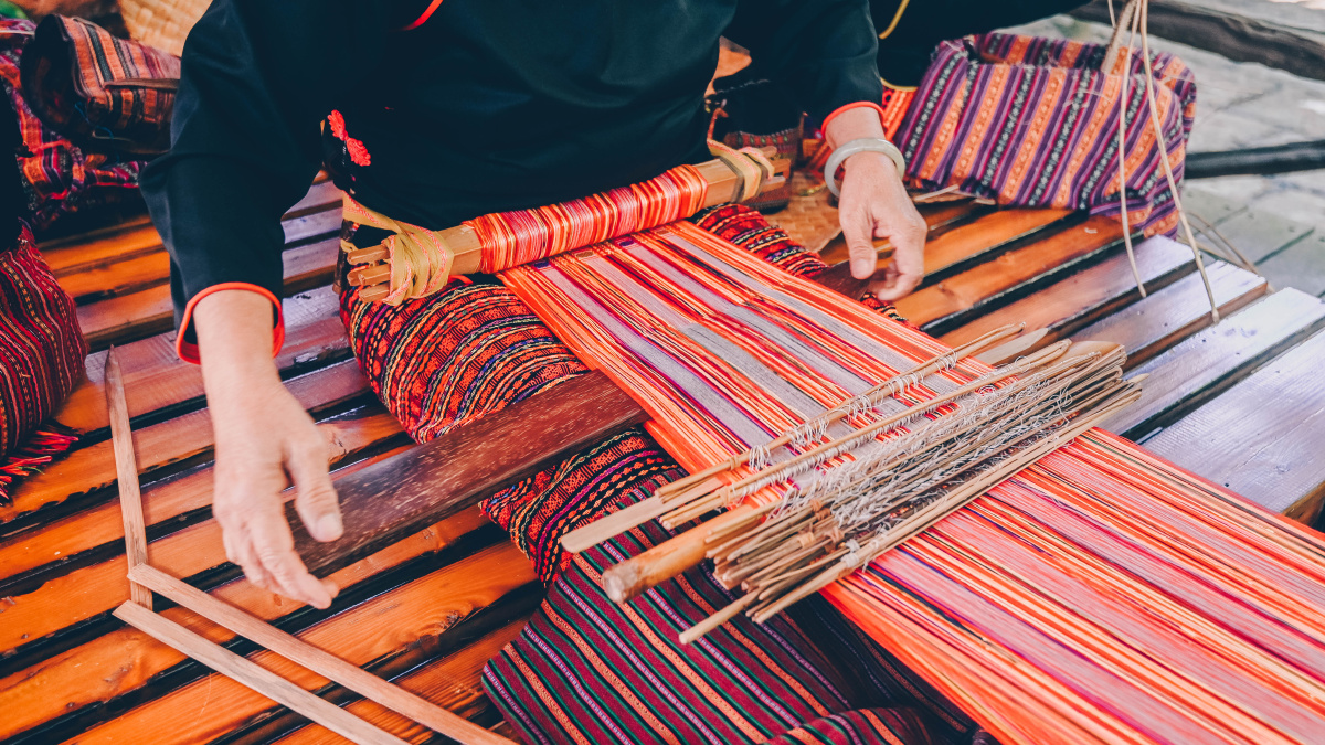 织黎锦,编竹篮子,这帮老太太们太酷了. - 隔壁的隔壁小李