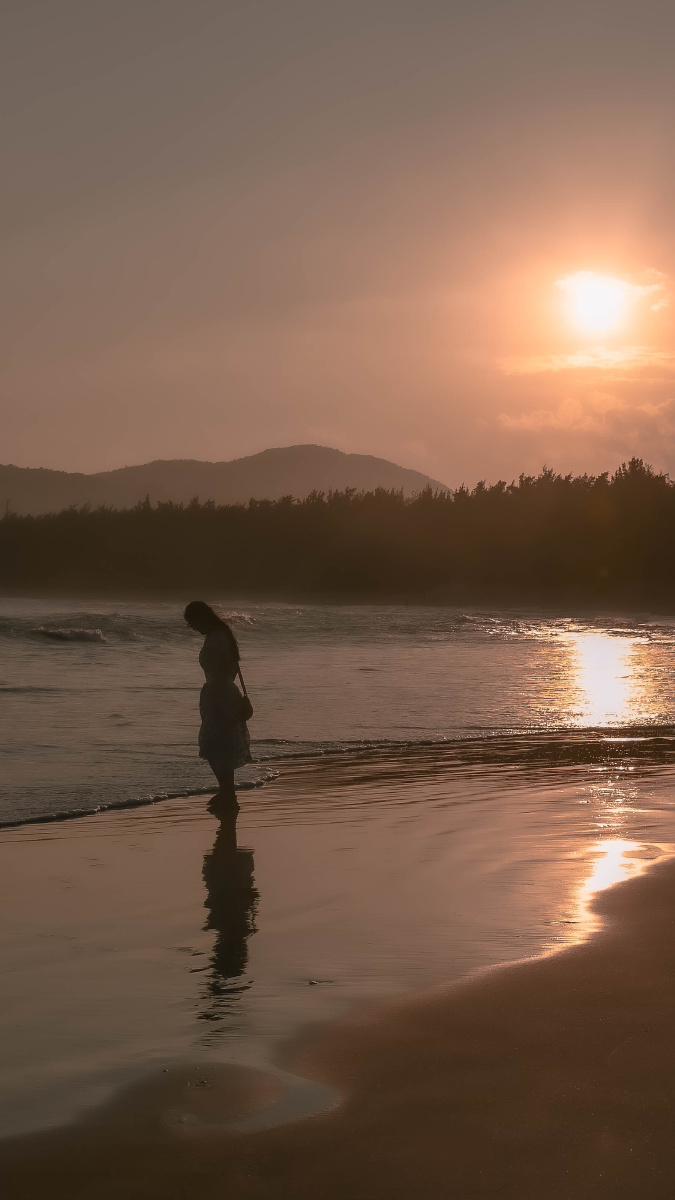 有人在海边收集浪漫