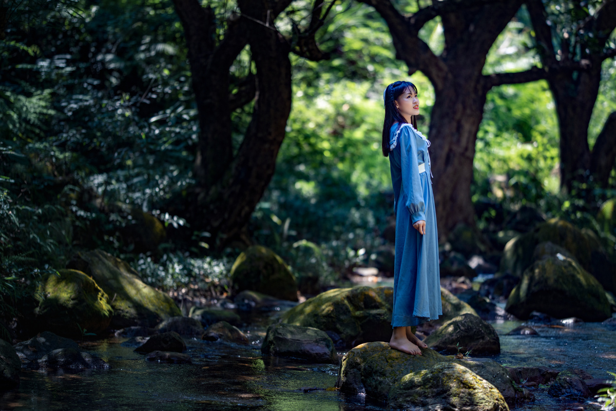 水边的蓝裙少女