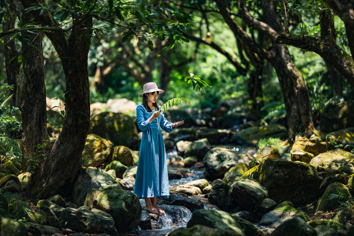 水边的蓝裙少女