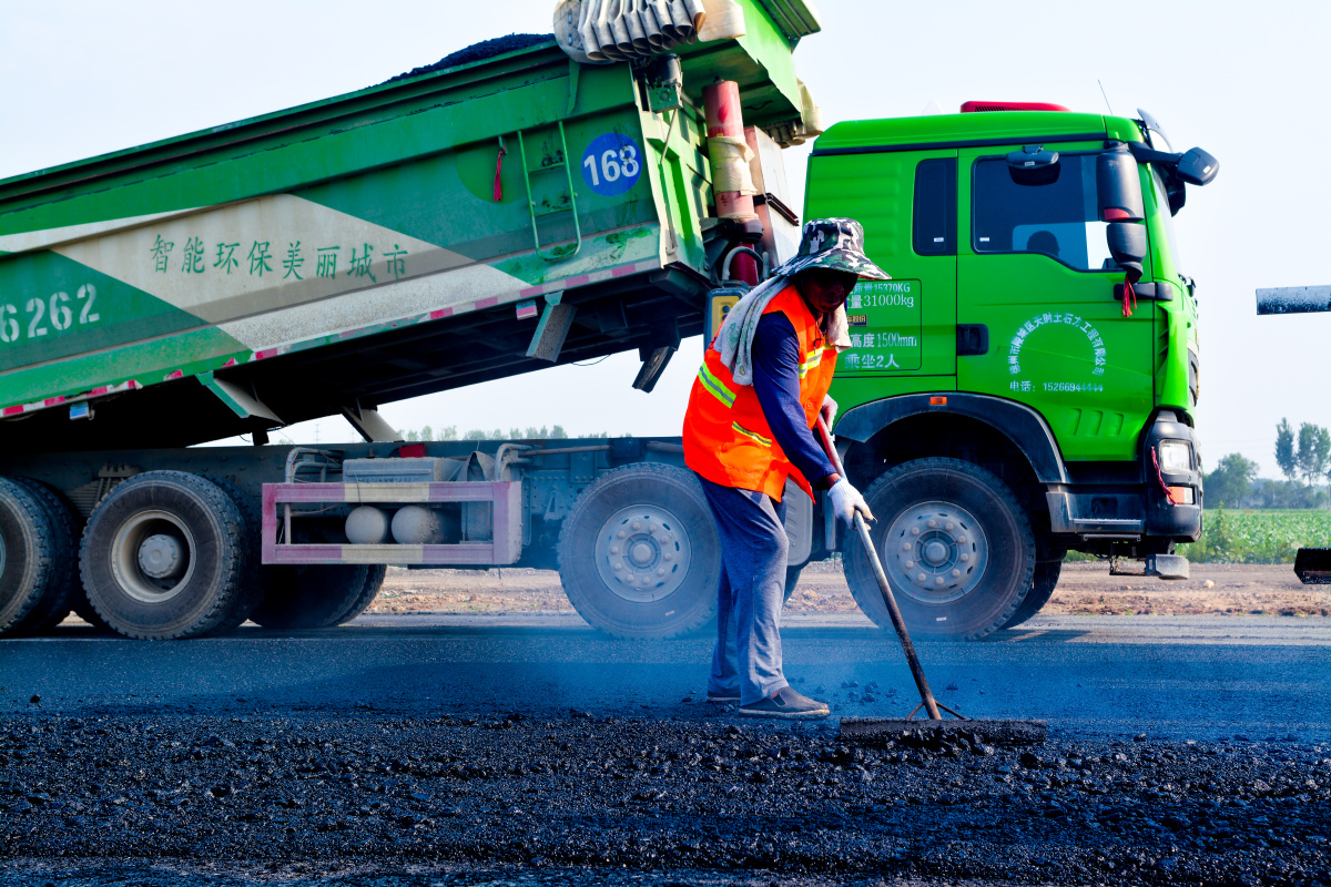 烈日下工作在一线的筑路工人